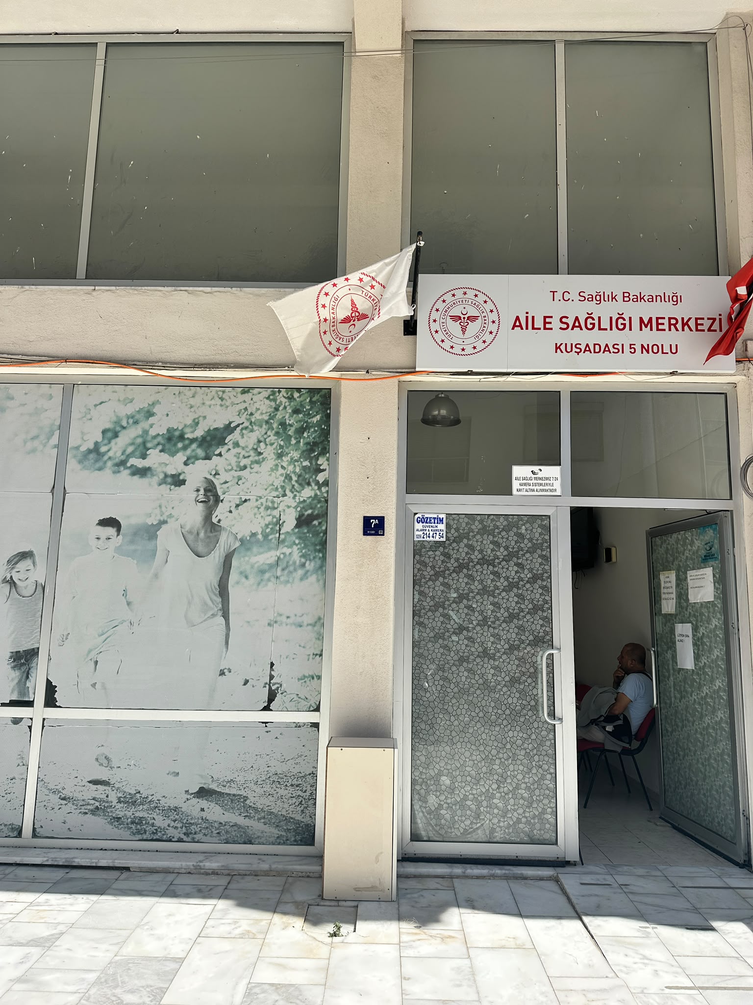 Kuşadası 5 Nolu Aile Sağlığı Merkezi giriş cephesi